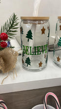 Load image into Gallery viewer, Christmas Glass Can Believe Green (vasos)
